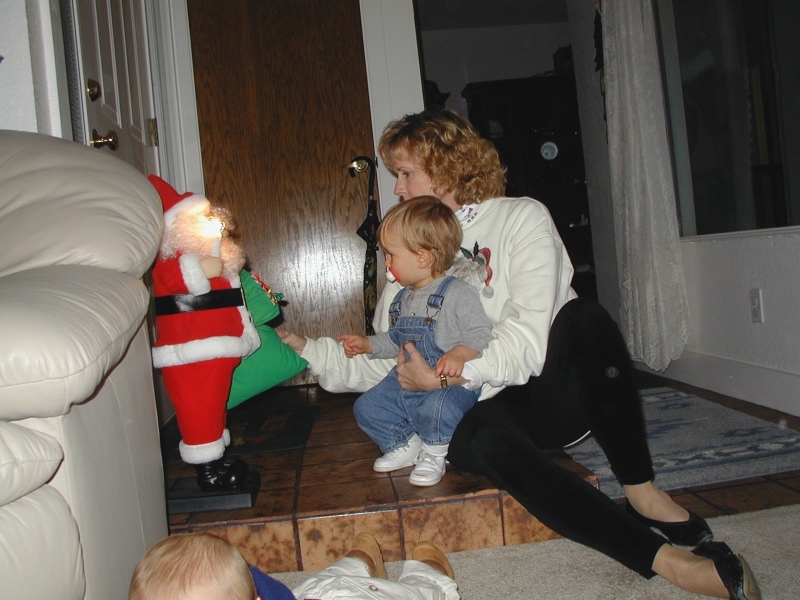 Hildebrand Christmas ScreenSaver/800x600_2000-12-02  Chance-Janeen-Santa-2.jpg